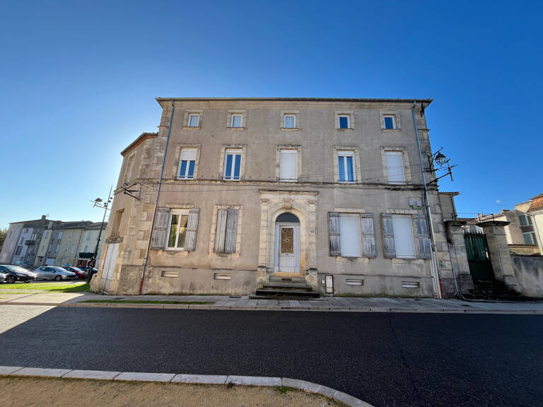 Sainte Livrade sur Lot, IMMEUBLE DE RAPPORT de 423 m2 habitables comprenant 7 lots d'habitation Rentabilité très bonne de 12,10 % avec 34 969  de loyers bruts annuels avec les 7 logements loués (actuellement 6 logements occupés/7) Les locataires en place — photo 1