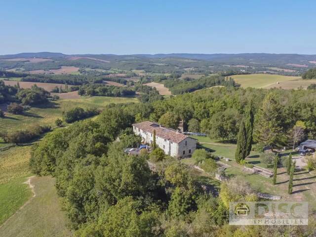 Spacieuse propriété avec Gîte, piscine et 10 hectares sur magnifique position. — photo du bien