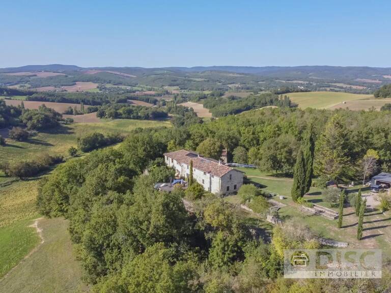 Spacieuse propriété avec Gîte, piscine et 10 hectares sur magnifique position. — photo 1