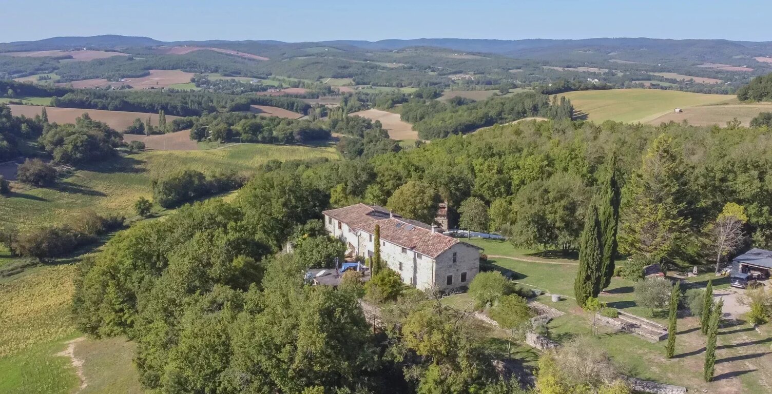 Spacieuse propriété avec Gîte, piscine et 10 hectares sur magnifique position. — photo 1