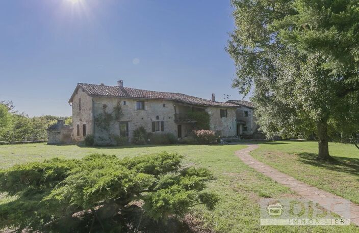 Spacieuse propriété avec Gîte, piscine et 10 hectares sur magnifique position. — photo 2