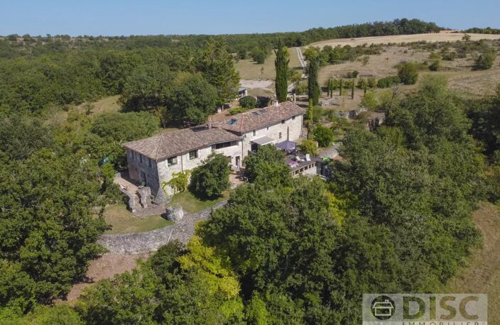 Spacieuse propriété avec Gîte, piscine et 10 hectares sur magnifique position. — photo 4