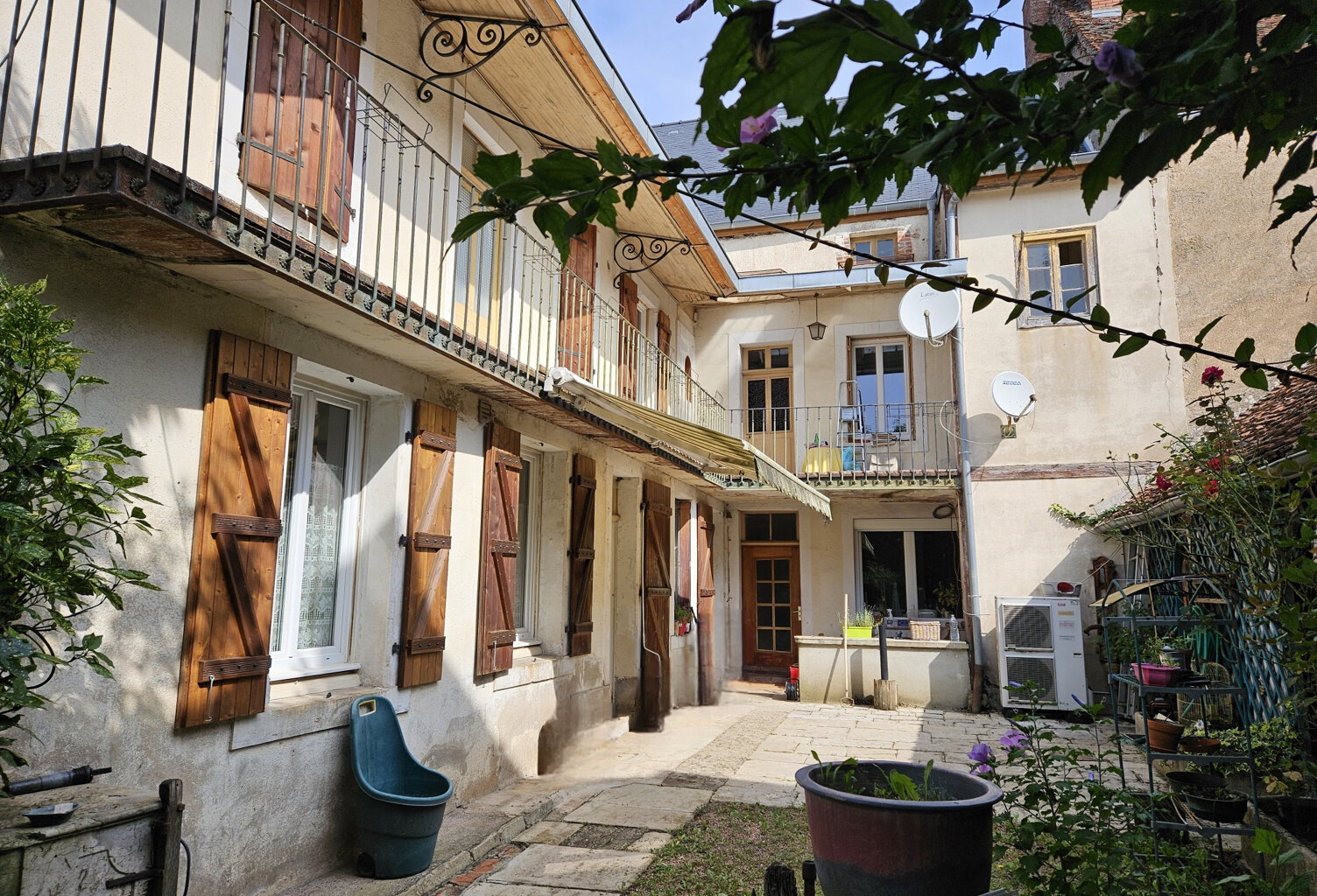 ARNAY LE DUC — photo 1