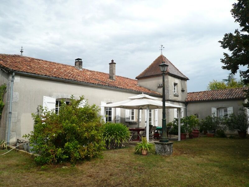 Villa / Maison 14 pièces  à vendre Cognac 16100