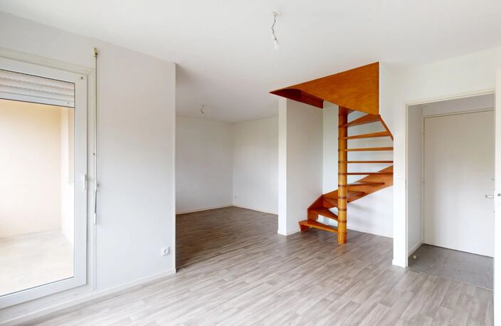 A LOUER - Appartement 3 pièces en duplex avec parking — photo 2