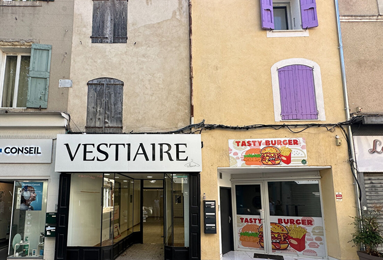 Pertuis Centre dans la rue Colbert - Immeuble avec Local comm... — photo 1
