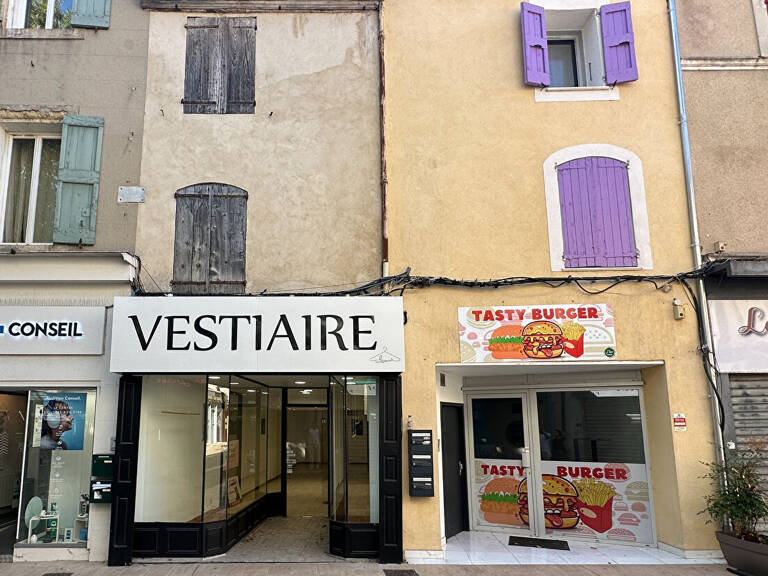 Pertuis Centre dans la rue Colbert - Immeuble avec Local comm... — photo 1
