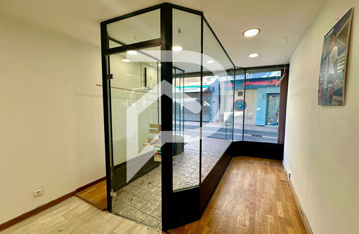 Pertuis Centre dans la rue Colbert - Immeuble avec Local comm... — photo 2