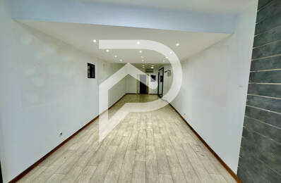 Pertuis Centre dans la rue Colbert - Immeuble avec Local comm... — photo du bien