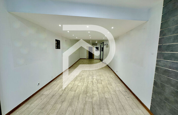 Pertuis Centre dans la rue Colbert - Immeuble avec Local comm... — photo 3