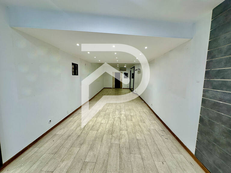 Pertuis Centre dans la rue Colbert - Immeuble avec Local comm... — photo 1
