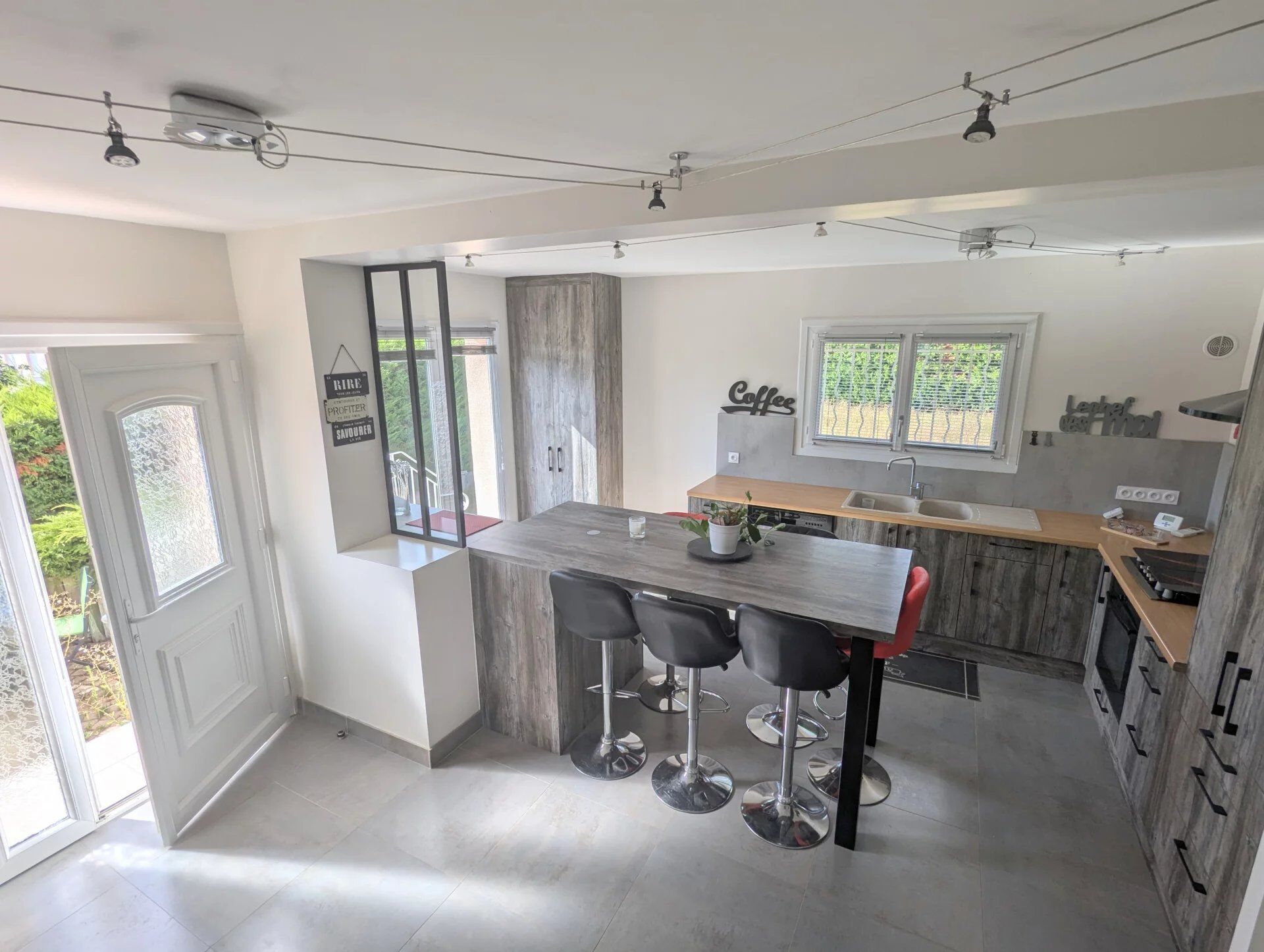 Photo Maison Vaugneray 165 m² entièrement rénovée image 2/4