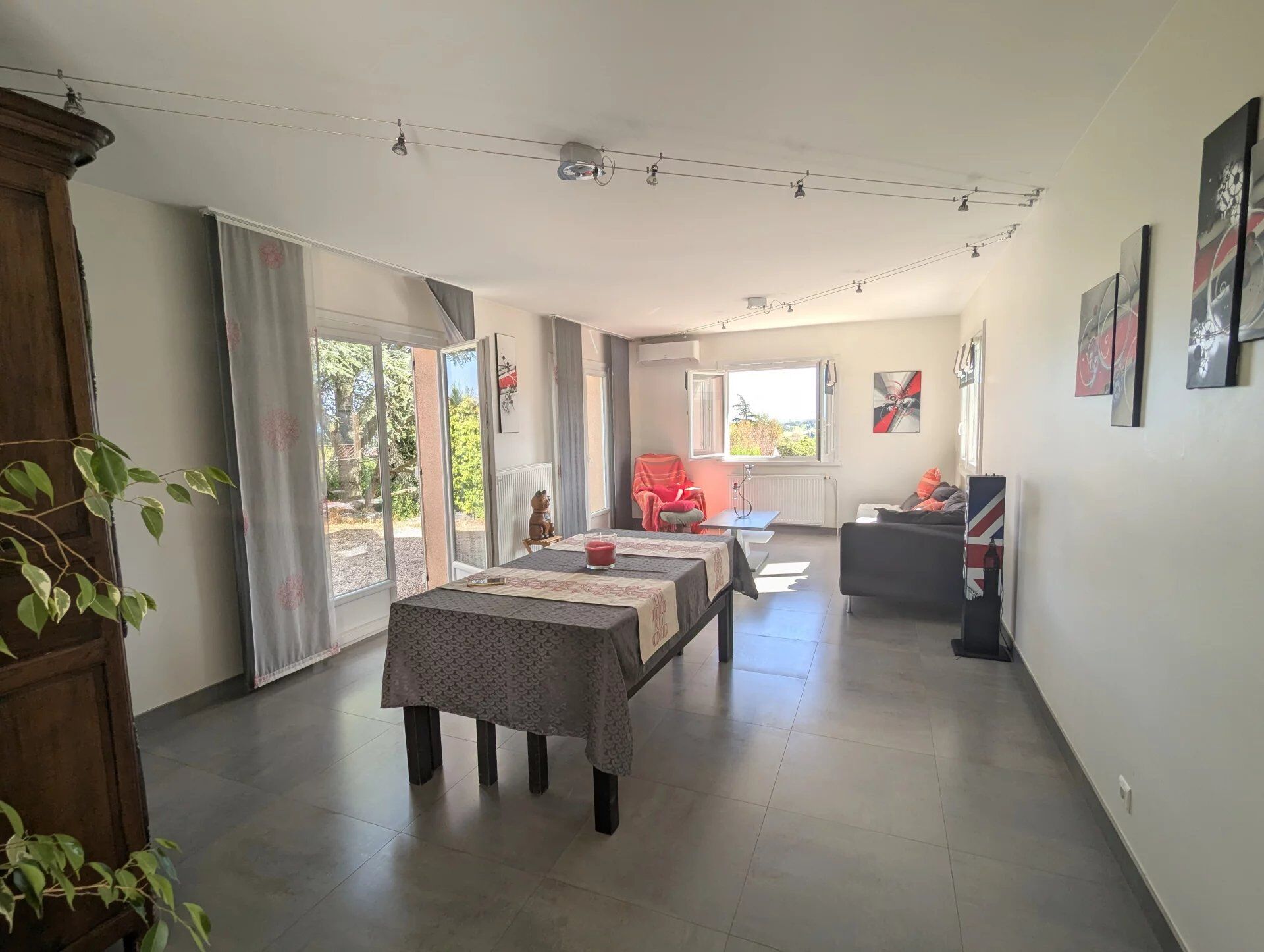 Photo Maison Vaugneray 165 m² entièrement rénovée image 3/4