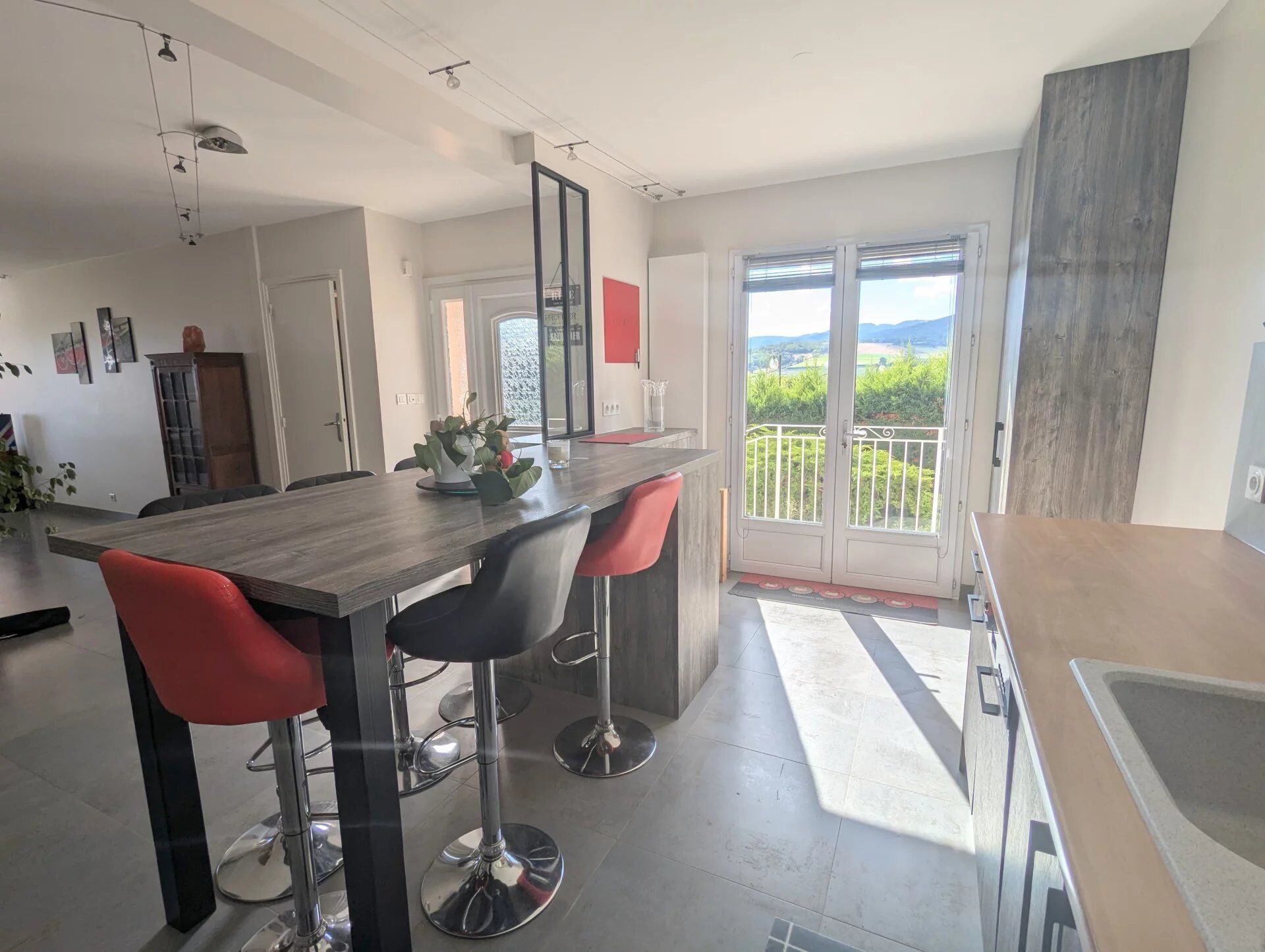 Photo Maison Vaugneray 165 m² entièrement rénovée image 4/4