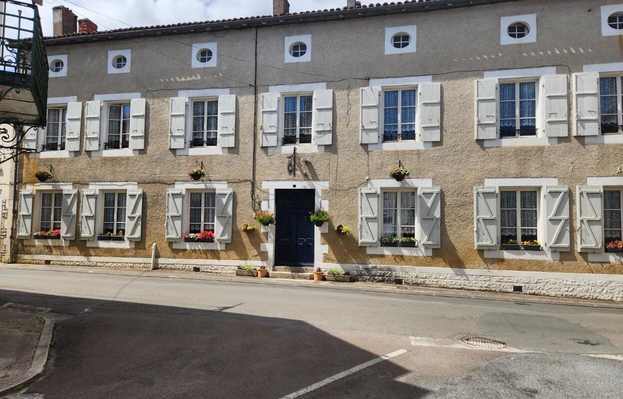 maison 13 pièces 446 m2 à vendre à Champagne-Mouton (16350)