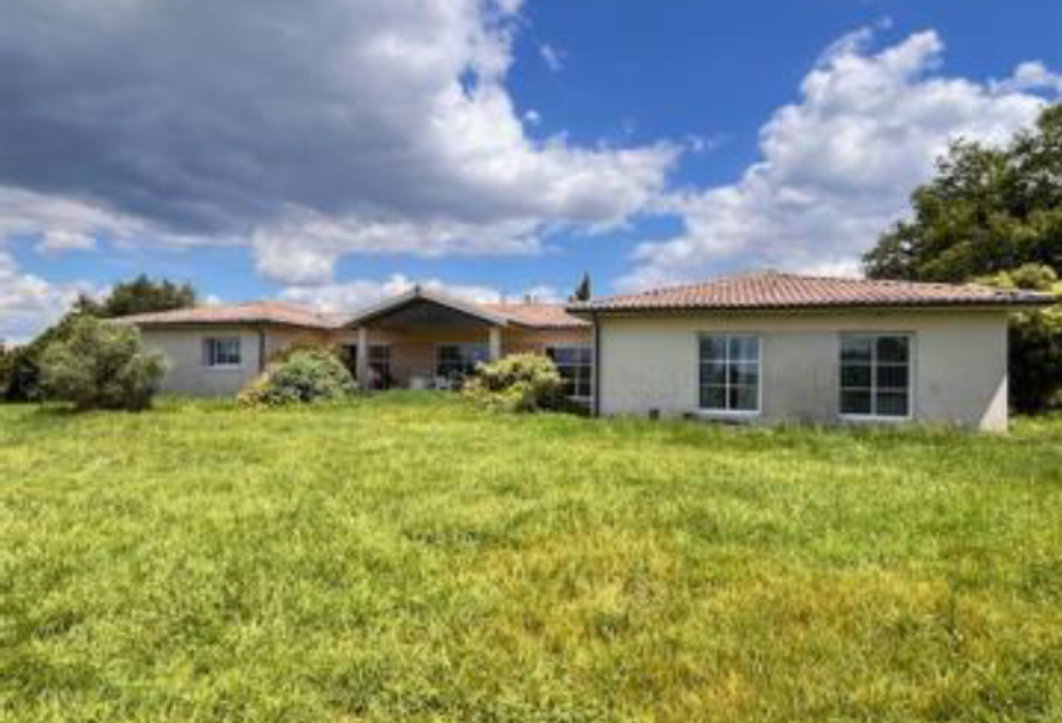 SUD BORDEAUX PROPRIETE EQUESTRE AVEC HABITATION, 19 BOXES, PADDOCK EN HERBE, CARRIERE ET MANEGE — photo 1
