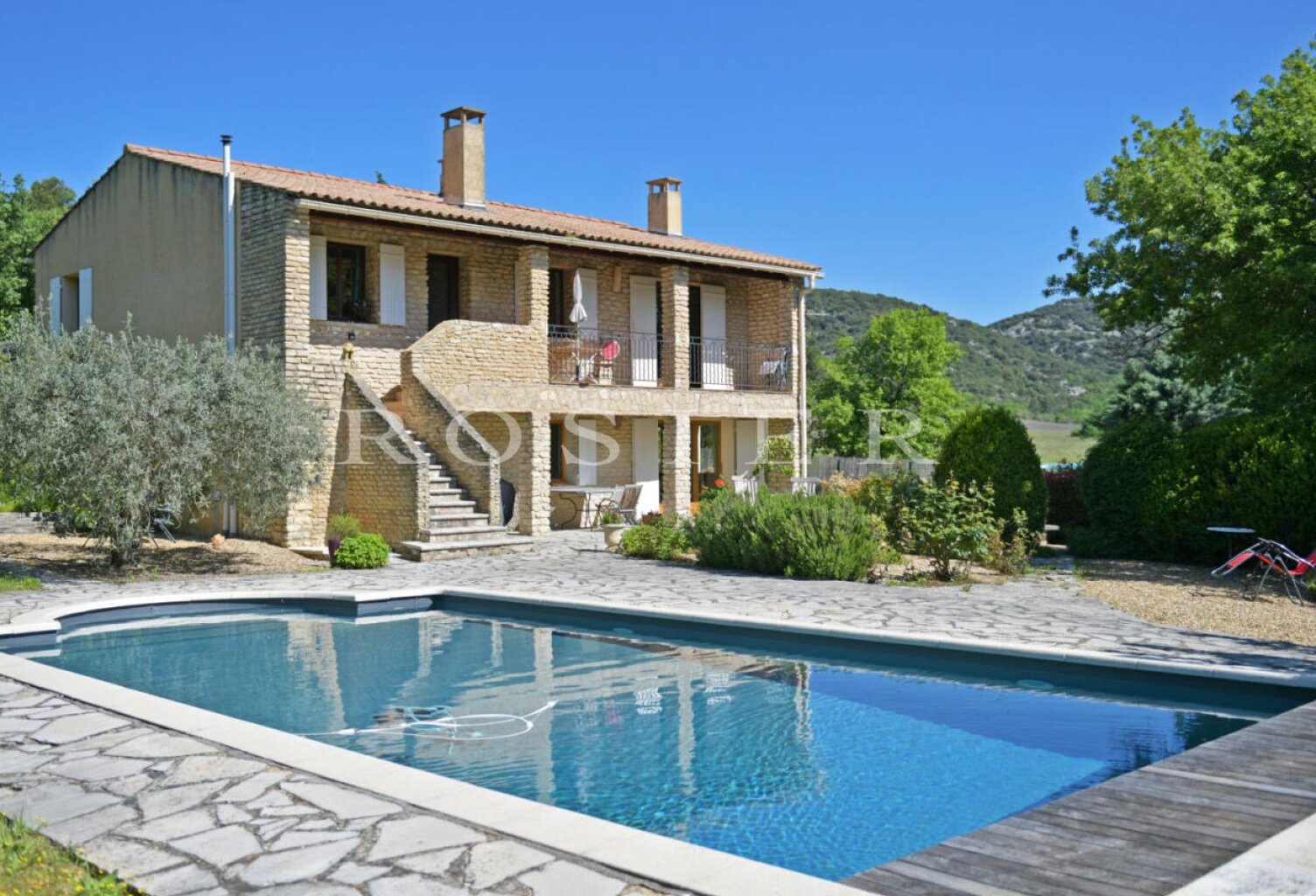 Murs : maison en pierres avec piscine dans la campagne — photo 1