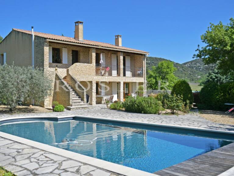 Murs : maison en pierres avec piscine dans la campagne — photo 1