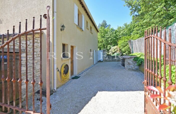 Murs : maison en pierres avec piscine dans la campagne — photo 3