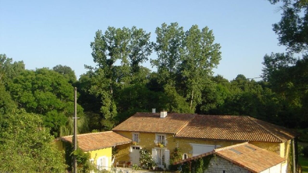 maison 8 pièces 199 m2 à vendre à Champagne-Mouton (16350)