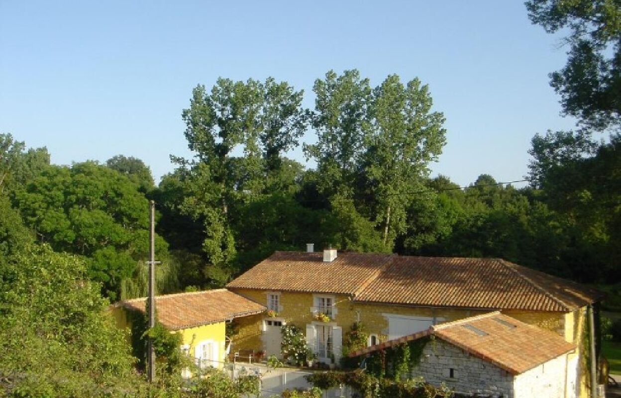 maison 8 pièces 199 m2 à vendre à Champagne-Mouton (16350)