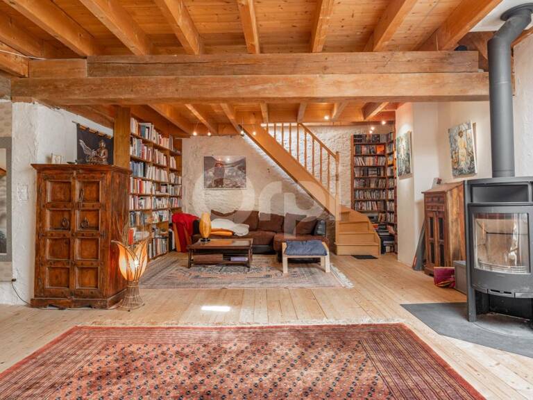 Superbe corps de ferme rénové au calme, sans vis-à-vis, à seulement quelques minutes des douanes de Veigy ! — photo 1