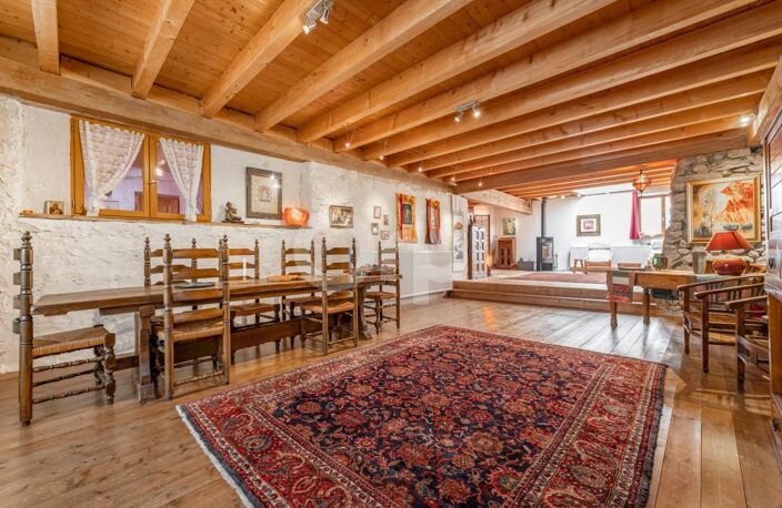 Superbe corps de ferme rénové au calme, sans vis-à-vis, à seulement quelques minutes des douanes de Veigy ! — photo 2
