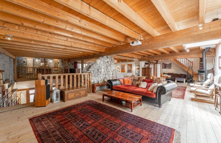 Superbe corps de ferme rénové au calme, sans vis-à-vis, à seulement quelques minutes des douanes de Veigy ! — photo 3
