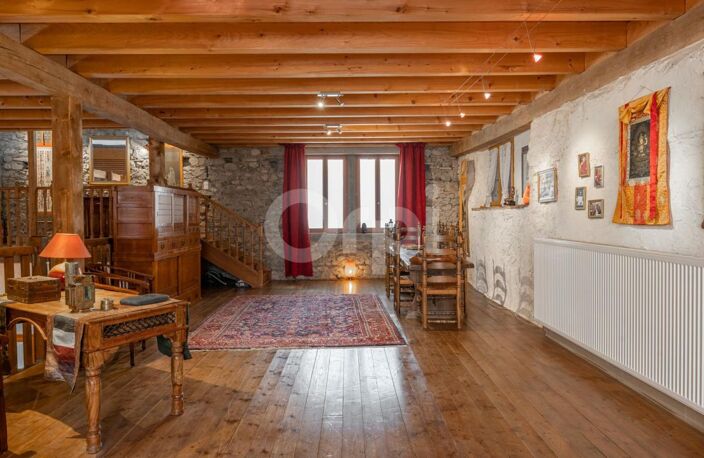 Superbe corps de ferme rénové au calme, sans vis-à-vis, à seulement quelques minutes des douanes de Veigy ! — photo 4