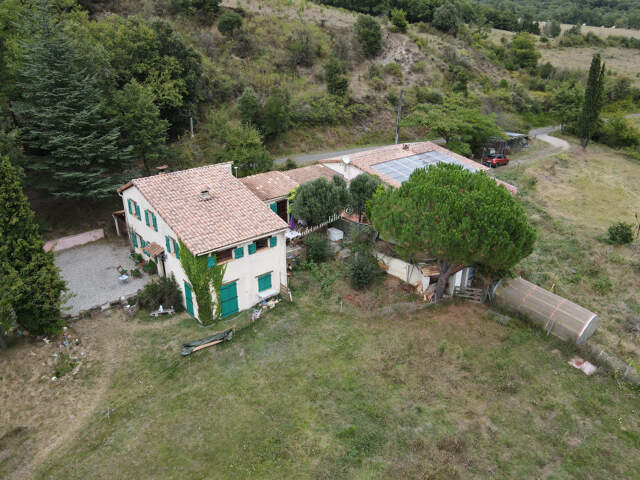Propriété de 1ha avec deux maisons et piscine — photo du bien