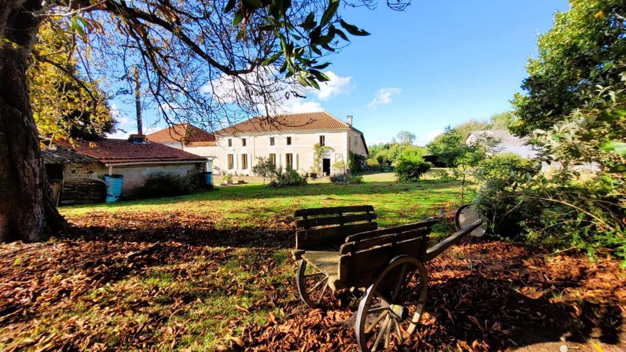 maison 8 pièces 387 m2 à vendre à Saint-Bonnet-sur-Gironde (17150)