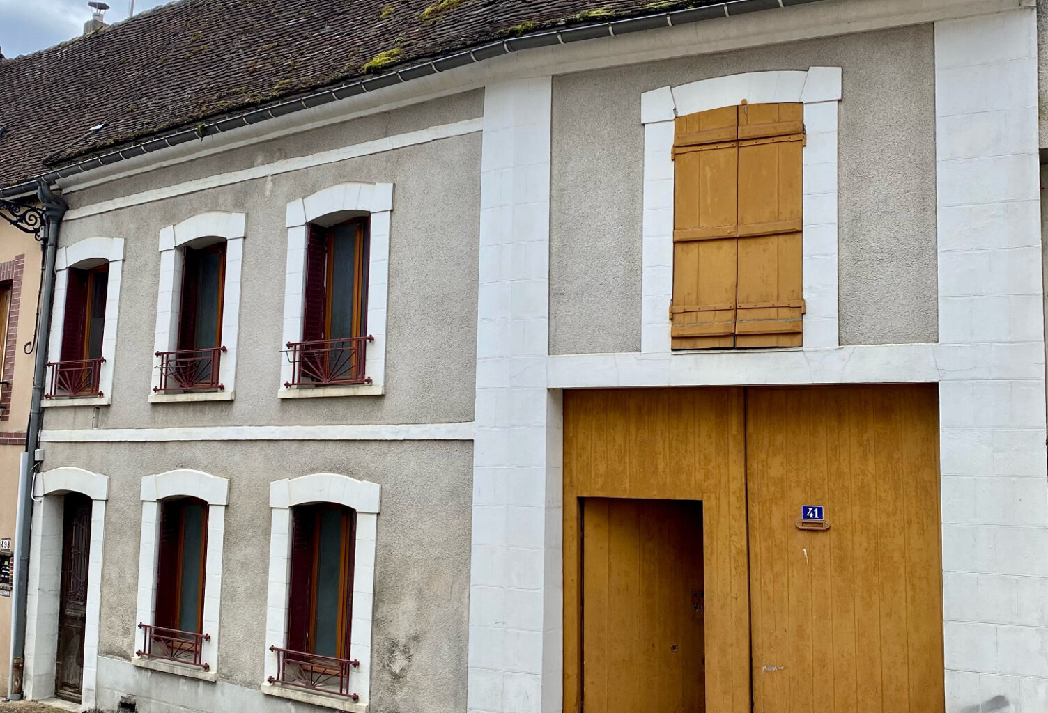 A RENOVER ST JULIEN DU SAULT, AVEC COUR ET ABRI VOITURE — photo 1