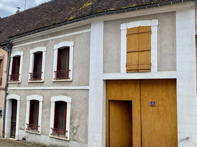 A RENOVER ST JULIEN DU SAULT, AVEC COUR ET ABRI VOITURE — photo du bien