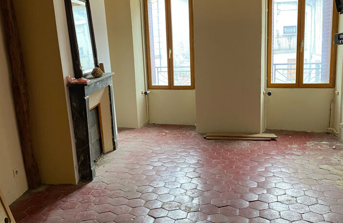 A RENOVER ST JULIEN DU SAULT, AVEC COUR ET ABRI VOITURE — photo 3