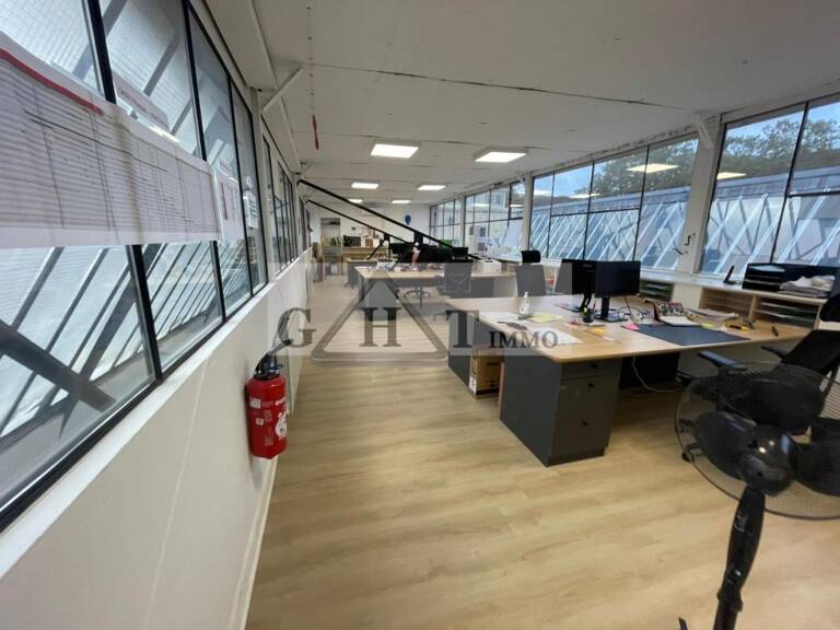 ENTREPOT 610M² A PANTIN A LOUER — photo 1