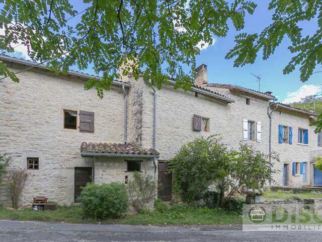 Belle maison avec terrasse dans un petit hameau. — photo du bien