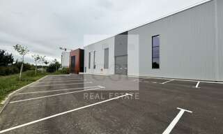 Commerce  677 m² à louer à Saint-Quentin-Fallavier (38070)