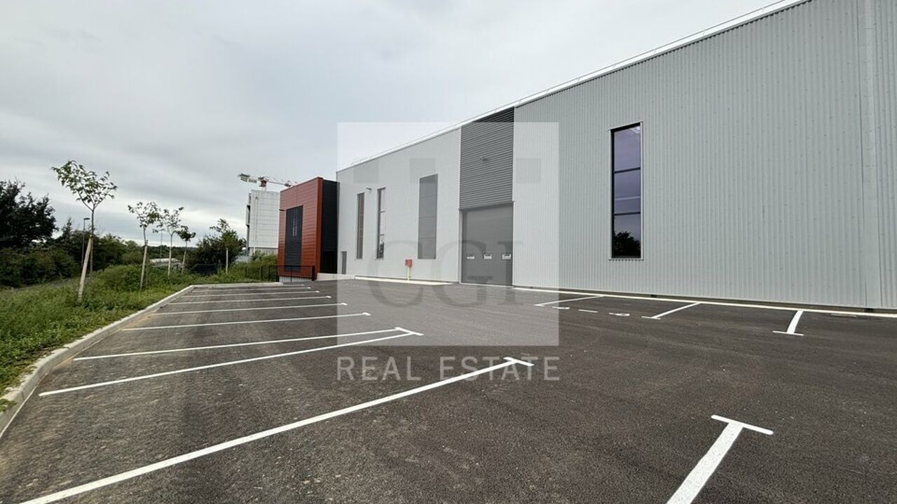 commerce  pièces 1630 m2 à louer à Saint-Quentin-Fallavier (38070)