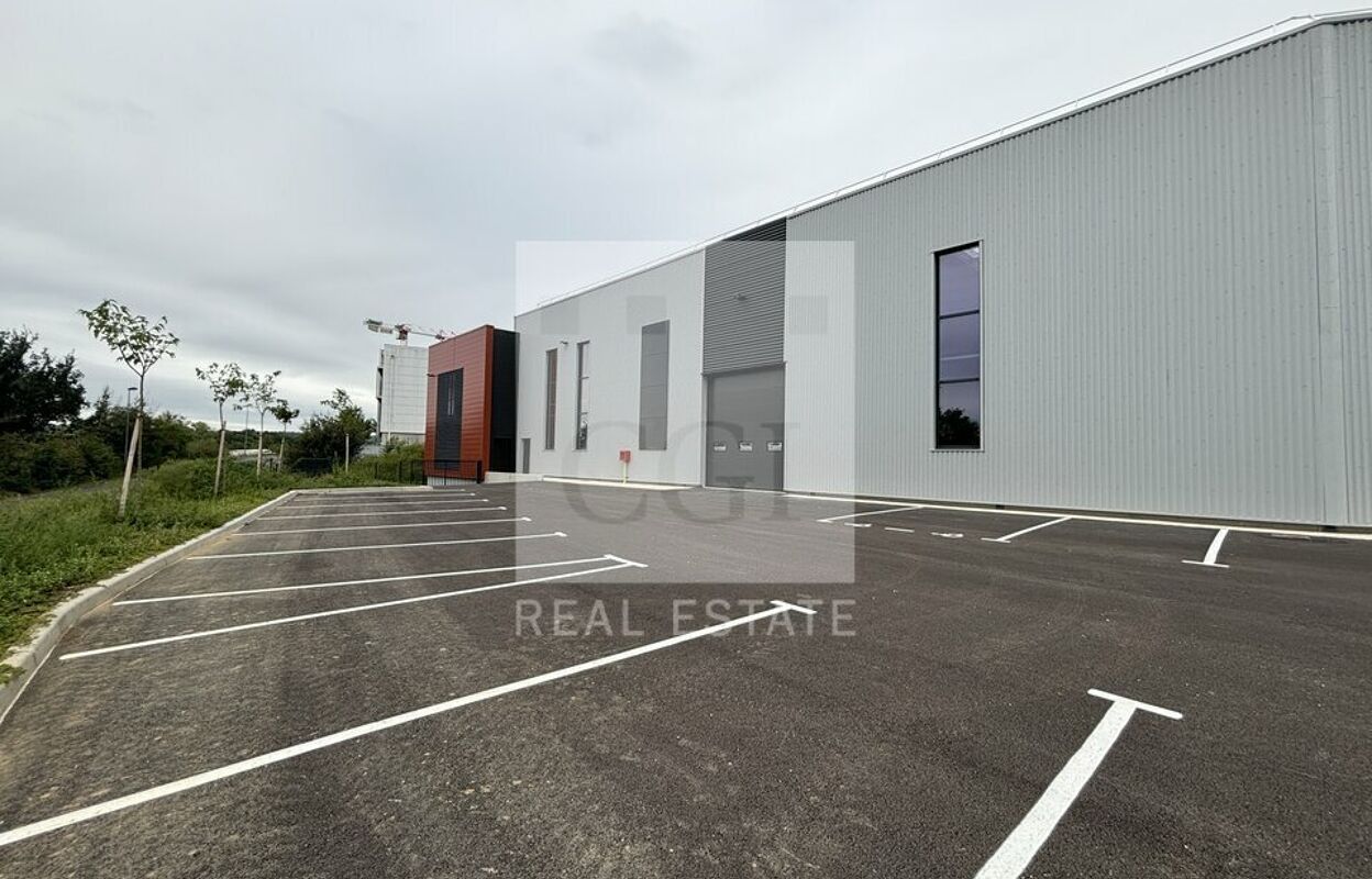 commerce  pièces 1630 m2 à louer à Saint-Quentin-Fallavier (38070)