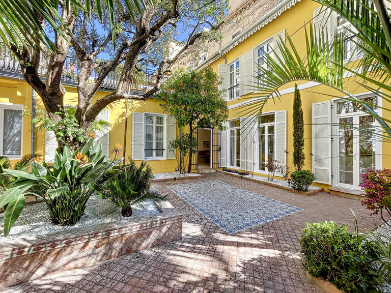 CANNES CENTRE. VILLA AVEC BELLE TERRASSE-JARDIN — photo 1