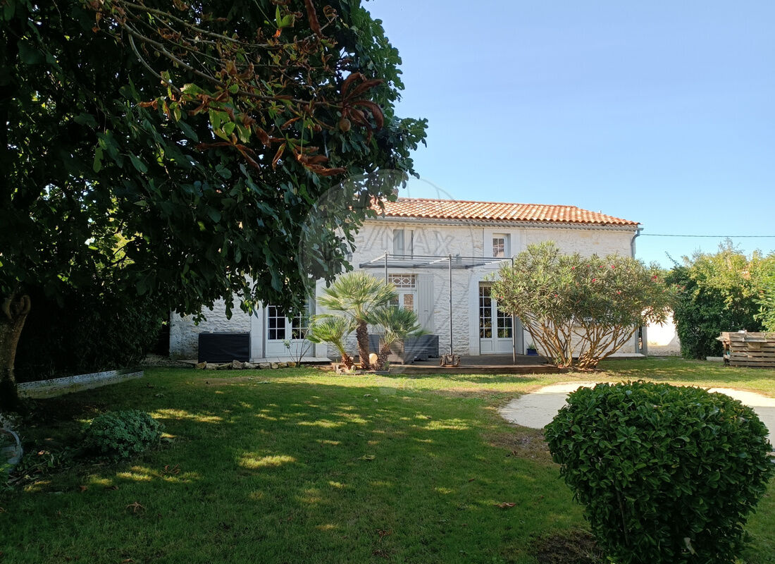 Villa / Maison 5 pièces  à vendre Saint-Romain-de-Benet 17600