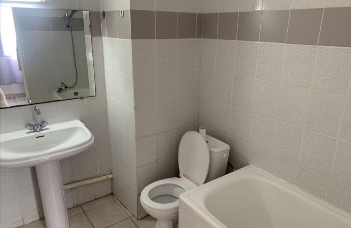 STUDIO DE 29 M² MEUBLE PROCHE PARC DE LA TRINITE — photo 4