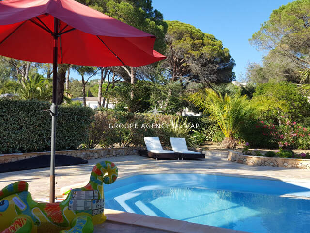 À VENDRE VILLA DOMAINE PRIVÉ MER ET COMMERCES À PIED 3 CHAMBRES PISICINE GARAGE LES ISSAMBRES — photo du bien
