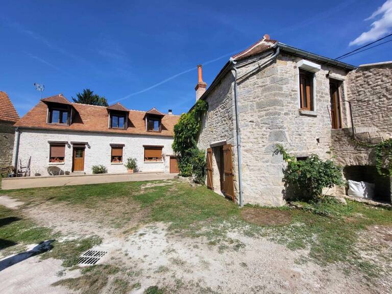 Maison en pierre 10 pièces, dépendances et jardin — photo 1