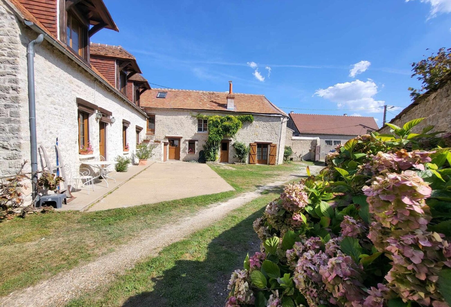 Maison en pierre 10 pièces, dépendances et jardin — photo 1