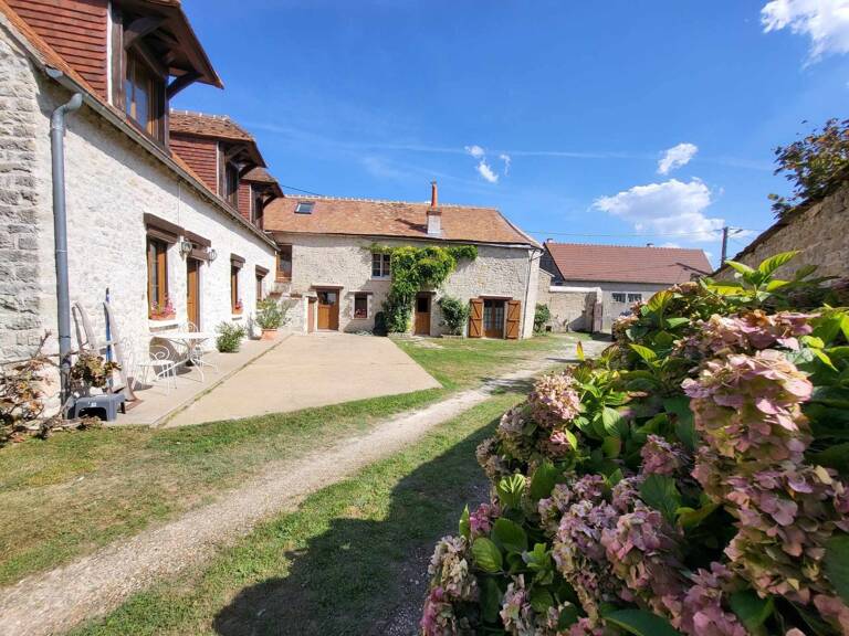 Maison en pierre 10 pièces, dépendances et jardin — photo 1