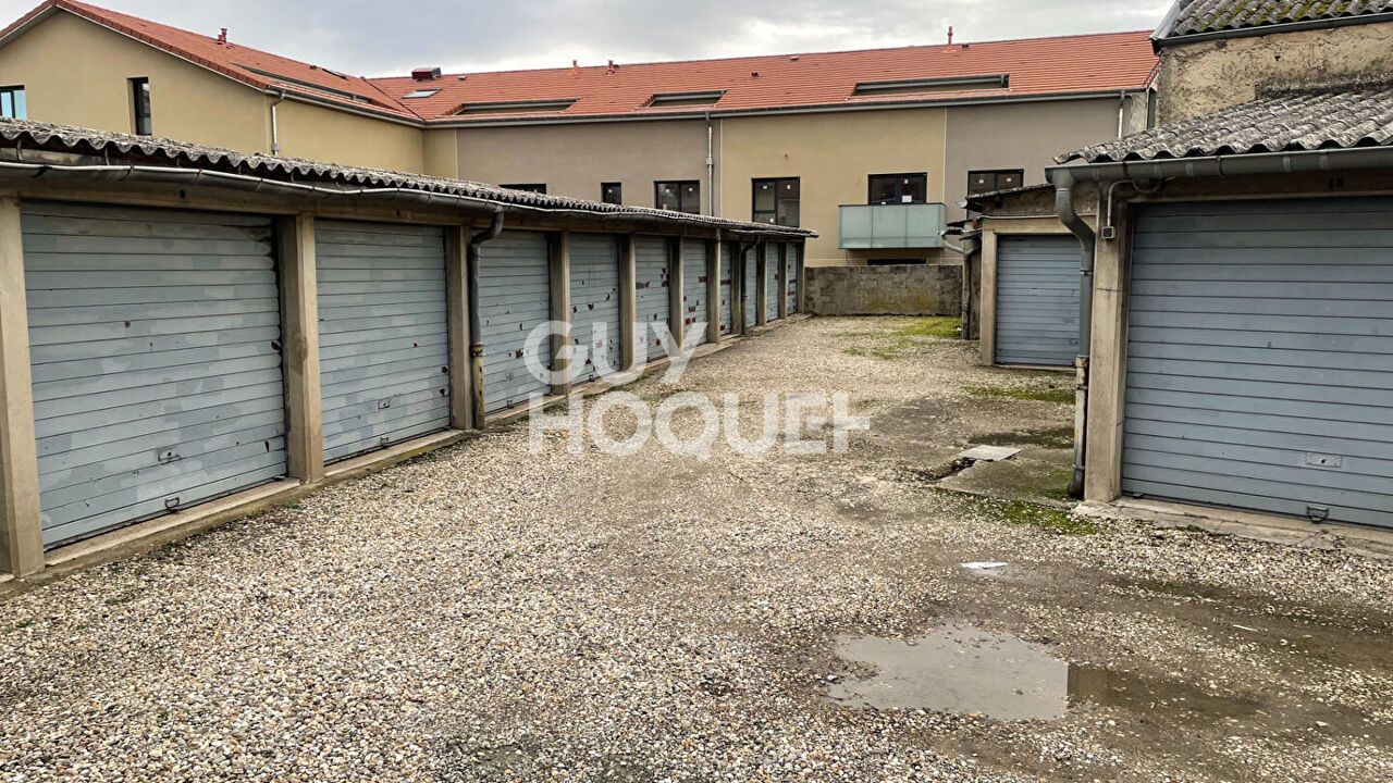 garage  pièces 12 m2 à louer à Bron (69500)