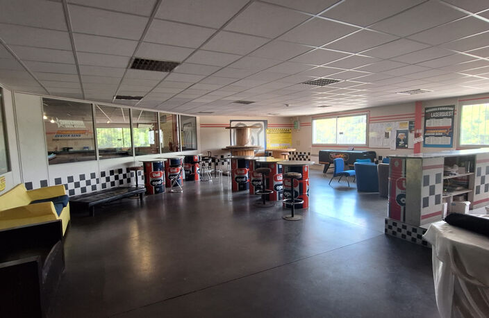 A VENDRE, SENS, SITUATION PRIVILEGIÉE, KARTING ET LASER SUR — photo 4