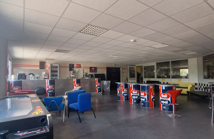 A VENDRE, SENS, SITUATION PRIVILEGIÉE, KARTING ET LASER SUR — photo 5