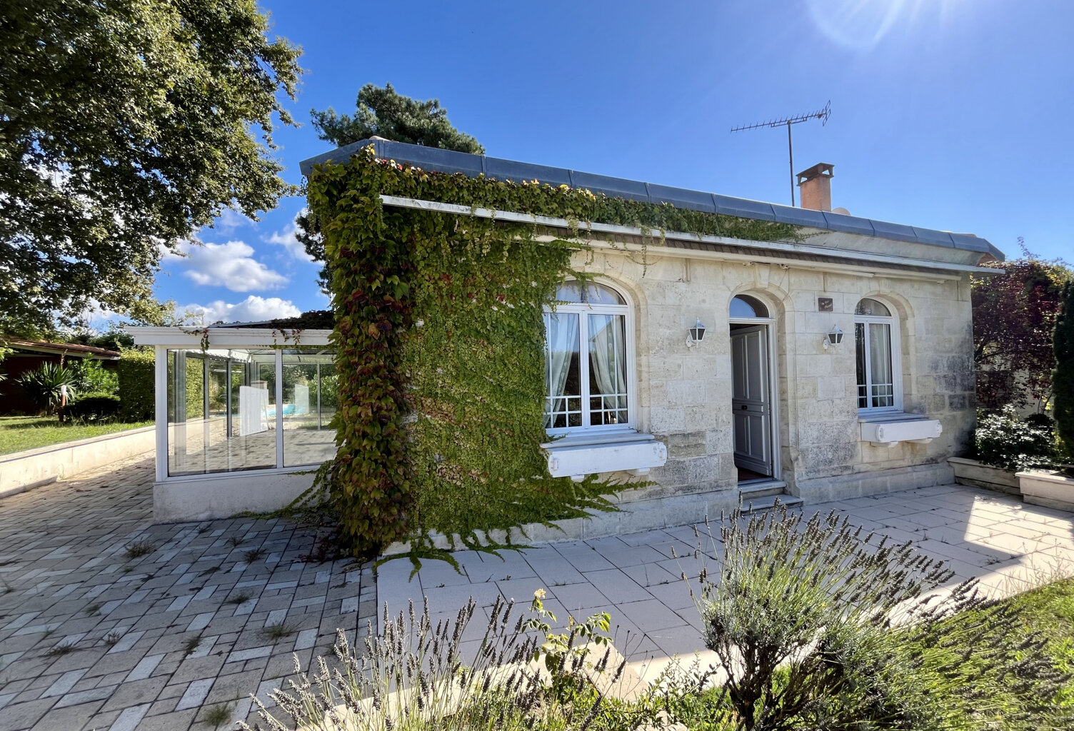 CADAUJAC - MAISON EN PIERRE DE PLAIN PIED AVEC PISCINE — photo 1